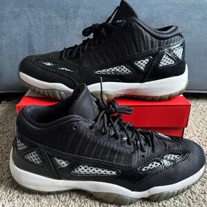 MEN’S AIR JORDAN 11 LOW IE "BLACK/WHITE" SIZE: 9.5
